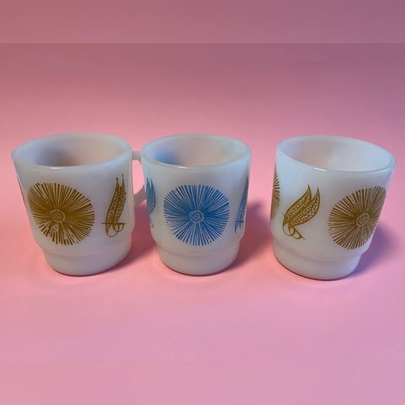 Set of 3 vintage fireking milk glass mugs with flower leaf design - Picture 5 of 5